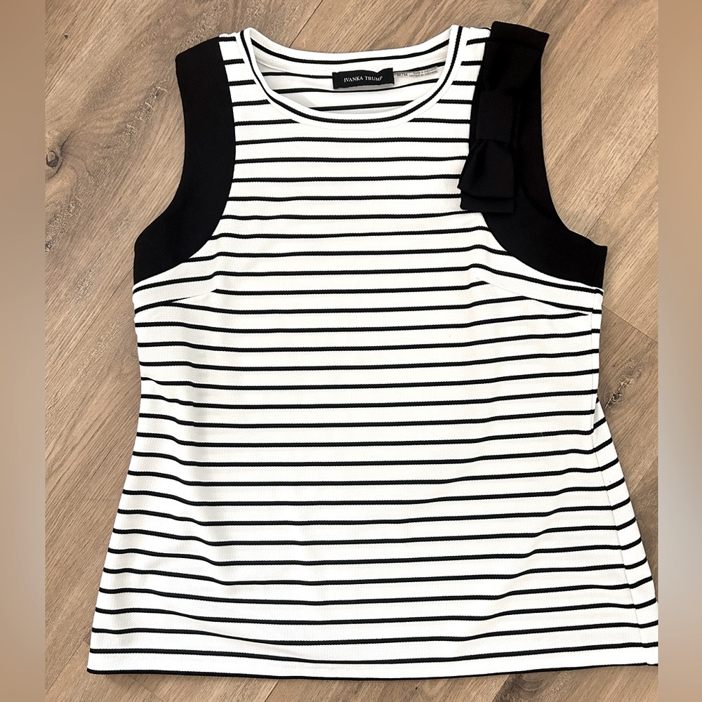 Like new top with shoulder bow